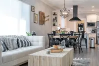 Charmer Downtown 3BR Home w Free Parking near UofO - 4 ดาว