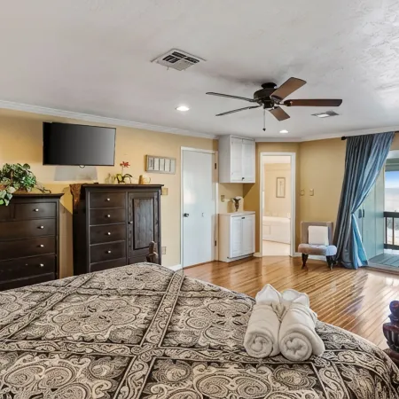 Paradise HomeSpacious 5-Bedroom House Sleeping 14,Heated Pool in Lovely Bacliff Hotels in Bacliff