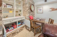 Beautiful Pool home on 2.5 acres with a serene country feel with urban location - 부티크