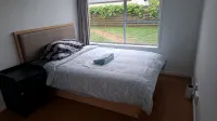 Small 2-Bedroom Flat at Rangiatea Road, Epsom, Auckland - guesthouses