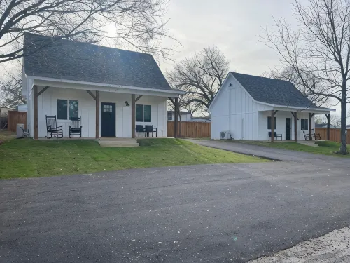 Two Peaks-South: New Cozy Cabin-Vaulted Ceiling-1 Mile to Lake Texoma. - Chalets