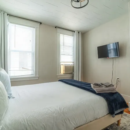 Spacious 3BR - Walk to Downtown Salem, Game Room!<br>