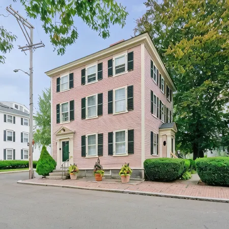 1Br on Salem Common l Steps to Witch Museum and Downtown l Fenced in Yard