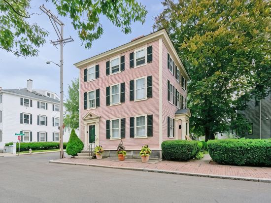 1Br Downtown Salem • Parking • Steps 2 Witch Museum