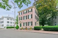 Spacious 1Br on Salem Common l Steps to Downtown l Fenced in Yard + Parking - 4 étoiles