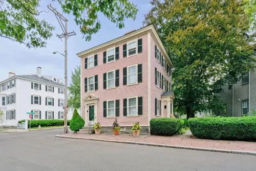 1Br on Salem Common l Steps to Witch Museum and Downtown l Fenced in Yard - 4-Star