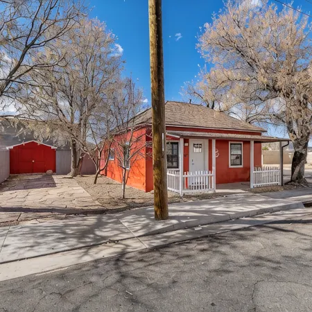 Route 66 Downtown Burgundy Bungalow w/Fenced Yard, AC, W/D, 3 Smart TVs, Wi-Fi