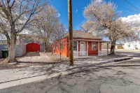 Route 66 Downtown Burgundy Bungalow w/Fenced Yard, AC, W/D, 3 Smart TVs, Wi-Fi - 4 tähden