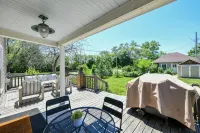 Stylish Cottage, Walkable to DT Geneva, pet friendly - 4-Star