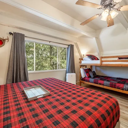 Woodsy Cabin Perfect for a Couple or a Group! Hotels in Hot Spring County