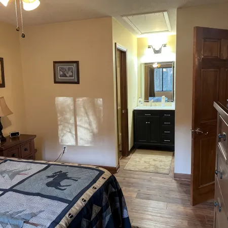 5 minutes to Helen center, hot tub, on creek with waterfall’