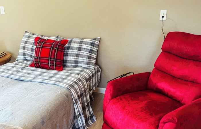Luxury studio in the private hillside of Trail. Wi-Fi & Pet Friendly!