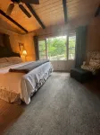 Walk to Waterfalls!  Cozy All Seasons Highlands Cabin 6 min to Town - Gym