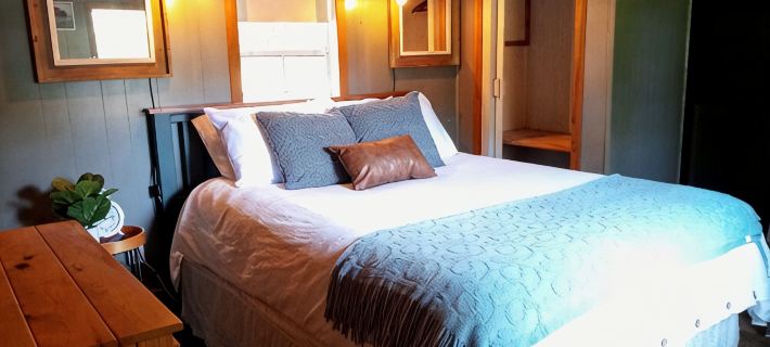 Tiny home cabin by the pond Hotels in Hardin County