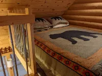 Cozy Cabin-real log cabin stay. Loft bed, woodsy decor, clean & cozy! - Wifi