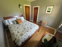 Ironton Stone Cottage, walk to Lake Charlevoix beach. - Country Houses