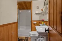 Romantic & private cabin on Rogue River, 1 hr from Crater Lake - Alphydda