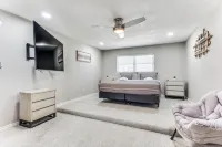 Reston NEW Bright, Airy Home w/ In Ground Pool & Grill - Pools