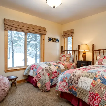 Modern Tahoe Donner Cabin. Hot Tub. Near Trails, Skiing & Downtown Truckee