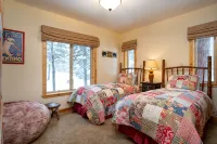 Modern Tahoe Donner Cabin. Hot Tub.  Near Trails, Skiing & Downtown Truckee - 4-Star