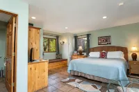 Walk a Block to Uptown to the Main Shops, Tours, Restaurants. - con encanto