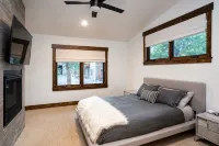 Stylish Luxury Townhouse - Walk to Downtown, A/C! - バルコニー