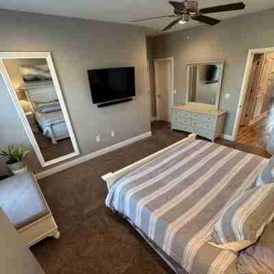 Relax and Unwind at Beach Time! Blocks from the Beach & Attractions! Rooms