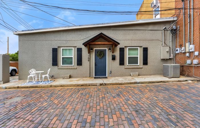 Comfy Cottage Walking Steps From Shopping/Dining/Taproom/Spa
