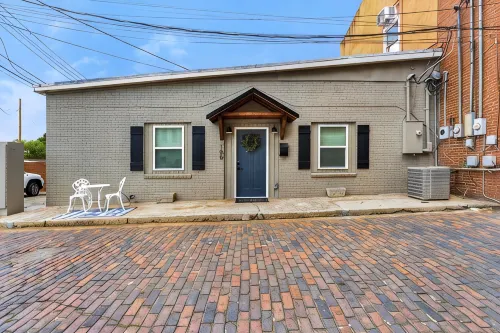 Comfy Cottage Walking Steps From Shopping/Dining/Taproom/Spa - 4-Star