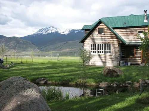 Historic 2 Story Hand-Hewn Log Cabin Next to Yellowstone Park - シャレー