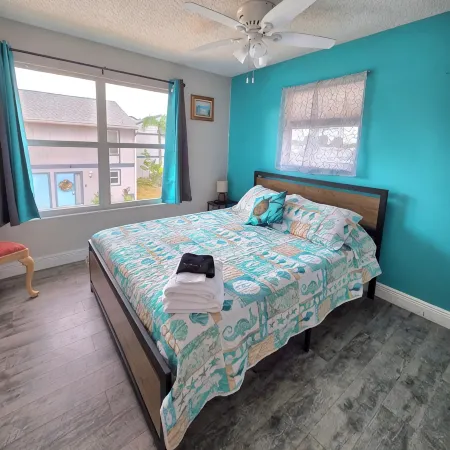 A Tropical Paradise, 2-bedroom townhouse with AC, WiFi, & pool in Ft. Myers