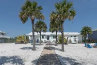 Beautiful Beach Home- 3 min walk to beach-Boat dock in back yard & private pool - 3 estrellas