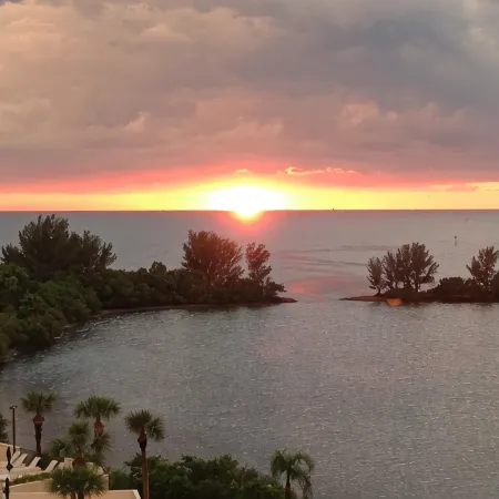 LUXURY WEST FACING CONDO -  STUNNING VIEWS AND BOAT DOCK!!!