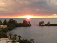 LUXURY WEST FACING CONDO -  STUNNING VIEWS AND BOAT DOCK!!! - Pool