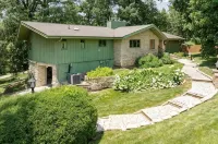 Lake front home in Solon, close to University of Iowa, Iowa City & Cedar Rapids. - 4-Sterne