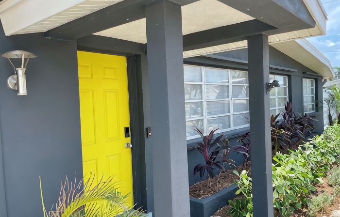 Midcentury Waterfront Neighborhood Oasis: Beaches and Sarasota Charm