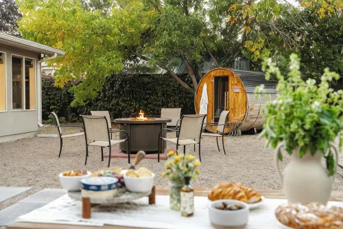 Hot Tub, Fire Pit and Barrel Sauna,  and one left turn to worlds best skiing! - Homestays