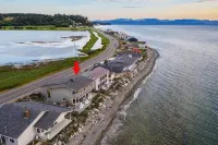 West Beach House - low bank waterfront, with 1 GB WIFI, WFH - NEW hot tub! - 4-Star