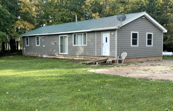 UP Riverfront Cabin with rustic charm & modern amenities. Great for families!