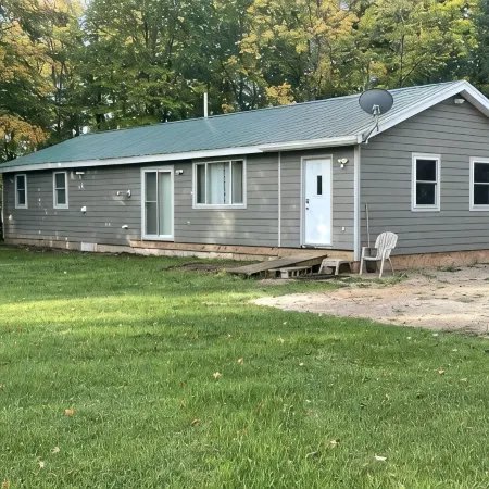 UP Riverfront Cabin with rustic charm & modern amenities. Great for families!