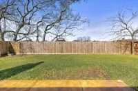 Cozy Pearland Getaway Home! Large backyard w/patio! 5 STAR REVIEWS. - 3-Star