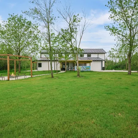 Barn! B-Ball Court/Mini Golf/Sports Bar/Tiki Bar/Theater/Arcade/Hot Tub/Fire Pit