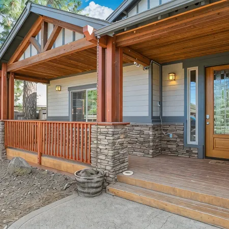 Spacious 1 Level Sisters Home - Walk to Downtown