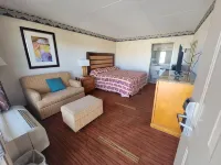 Studio 9 Inn & Suites - parking