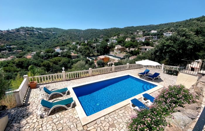 Amazing Villa with a Fireplace, Heating, a Private Pool, and Stunning Views.