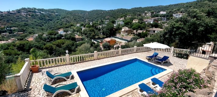 AMAZING VILLA with, chimney, heating, private swimming pool & great views. Hotels in Calonge