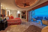 Luxury 4Bd Penthouse, Ocean VIEWS, 2 king suites, pvt jacuzzi, beachfront resort - 4성급
