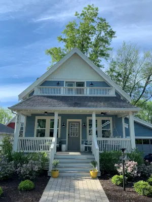 Newer luxury cottage with hot tub; walking distance to town and beach - 4-Star