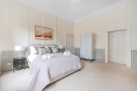 Modern Comfort in a Classic Bath Setting - VAT Q - Apartments