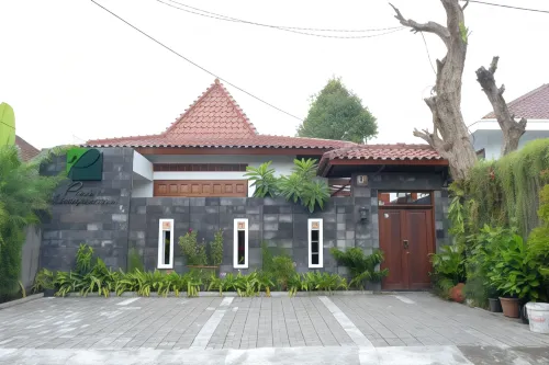 Puri Langenarjan Guest House Hotels in Kraton